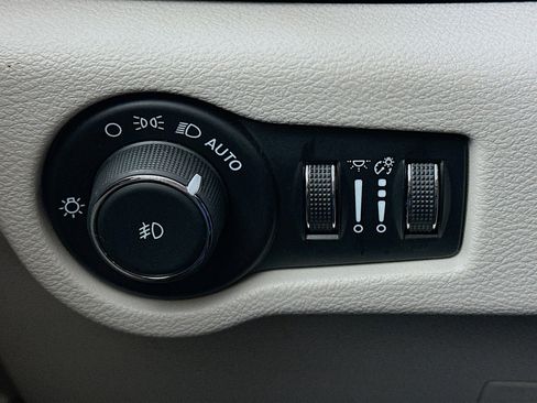 Used 2024 Chrysler Pacifica Touring-L image 17