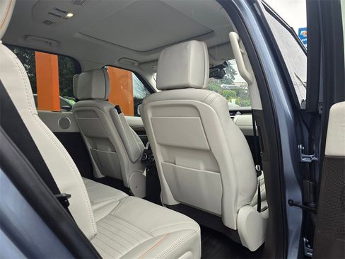 Used 2018 Land Rover Discovery HSE Luxury image 16