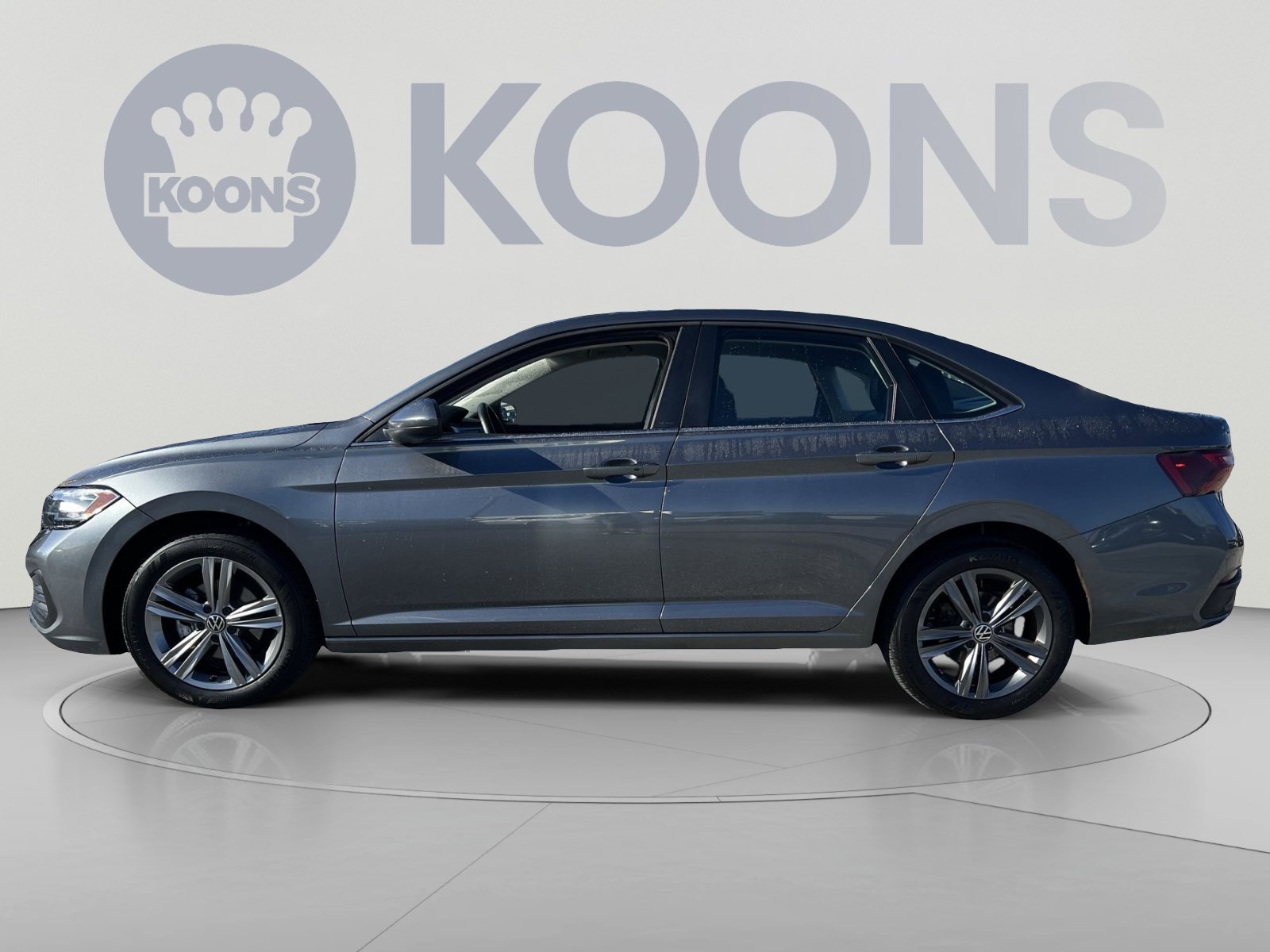 Used 2024 Volkswagen Jetta SE FWD image 2