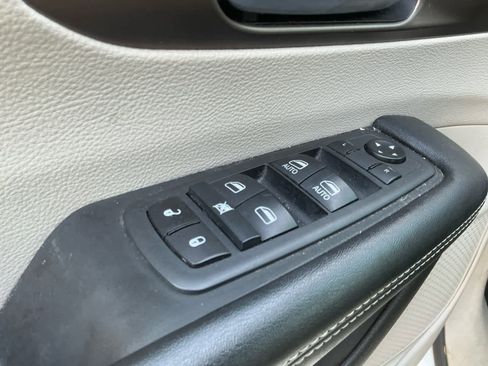 Used 2020 Chrysler Voyager Lxi image 16