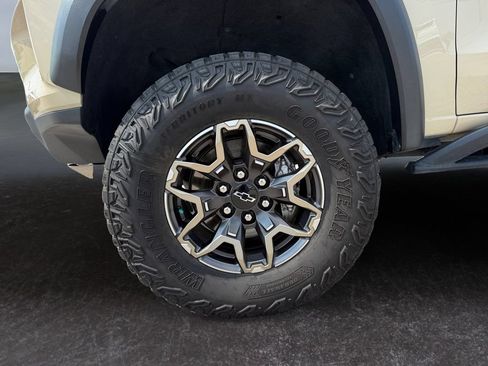 Used 2024 Chevrolet Colorado ZR2 w/ Technology Package AWD/4WD image 9