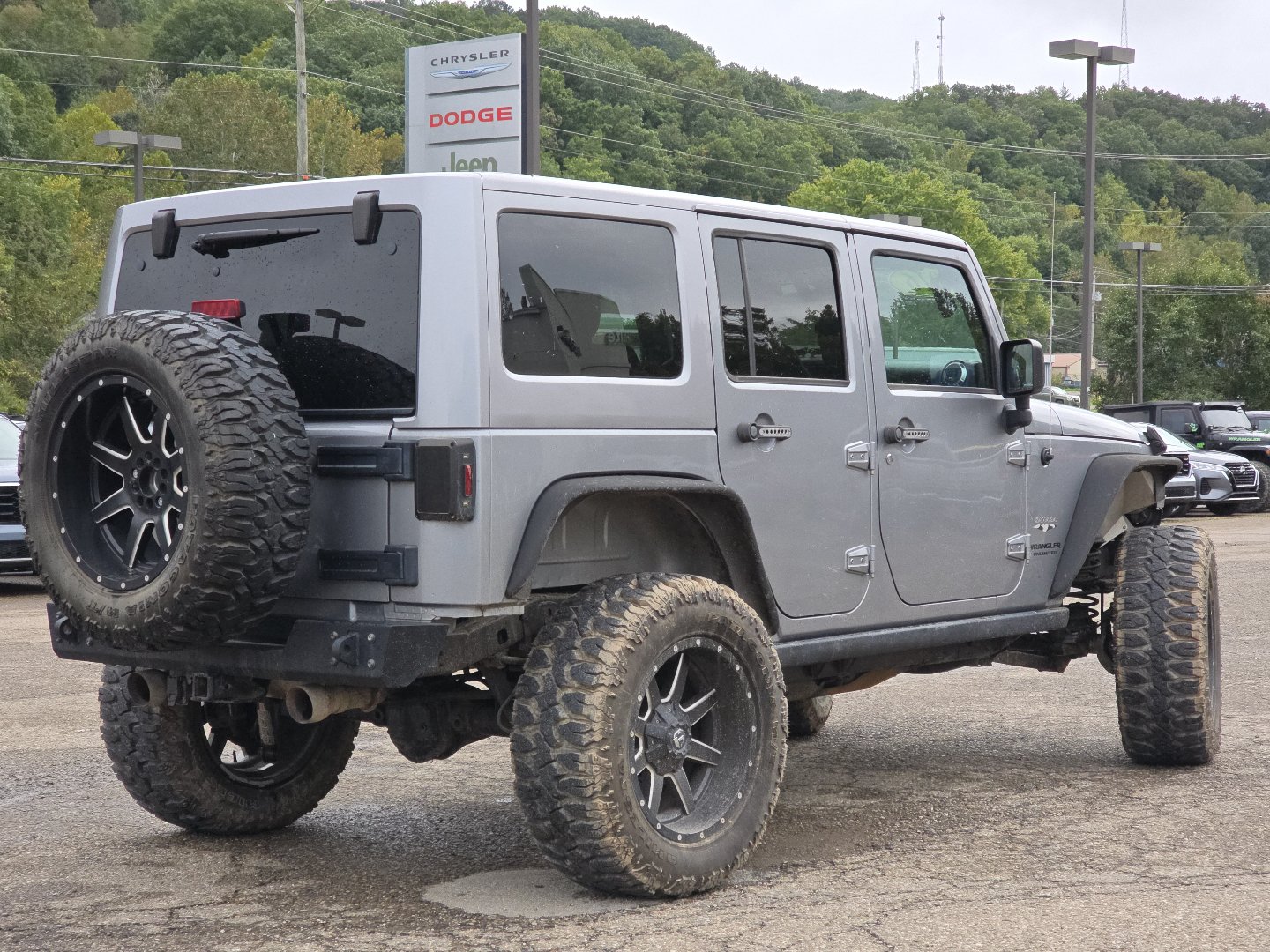 Used 2016 Jeep Wrangler Unlimited Sahara w/ Connectivity Group AWD/4WD image 17