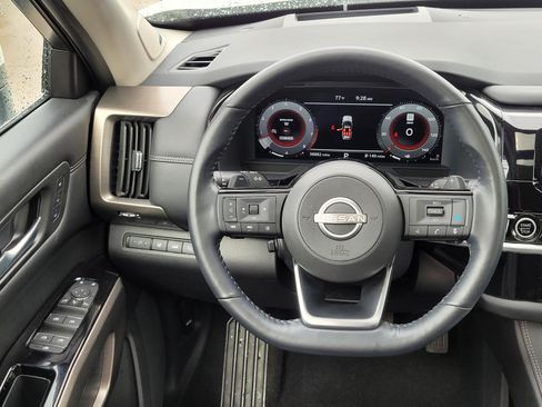 Used 2024 Nissan Pathfinder Platinum FWD image 6