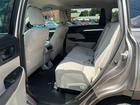 Used 2017 Toyota Highlander LE AWD/4WD image 16
