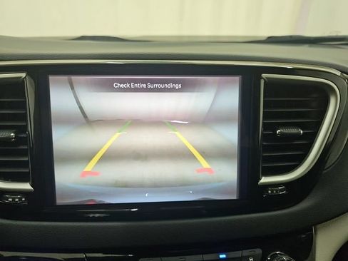 Used 2023 Chrysler Pacifica Touring-L FWD image 6
