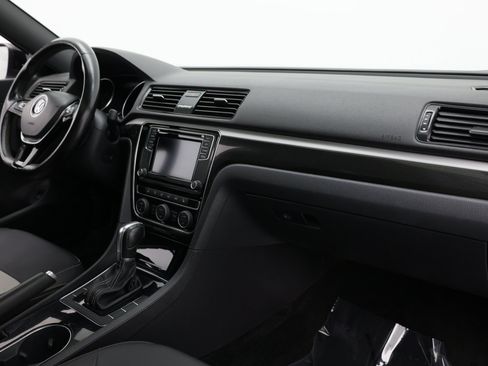 Used 2018 Volkswagen Passat 3.6 FWD image 39