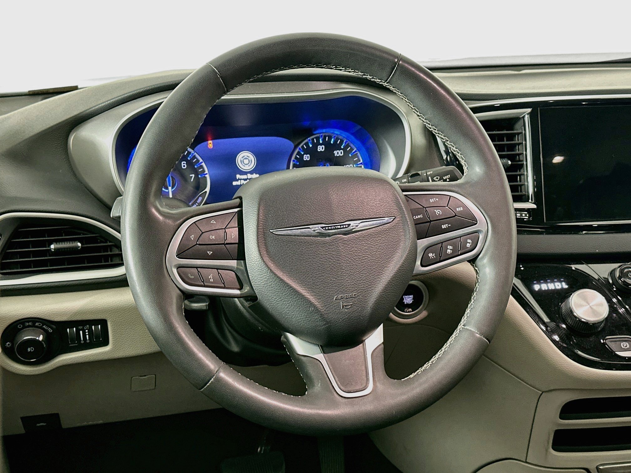 Used 2023 Chrysler Pacifica Touring-L FWD image 18