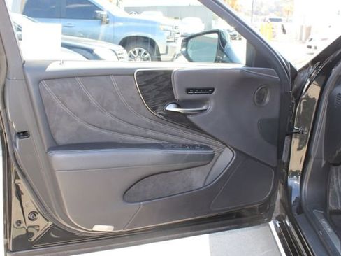 Certified 2022 Lexus LS 500 w/ Accessory Package (Z2) RWD image 11