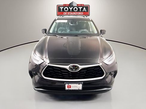 Certified 2022 Toyota Highlander XLE image 2