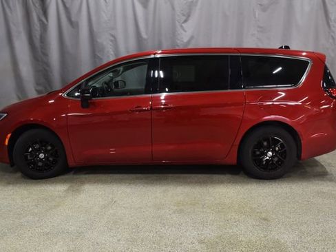 Certified 2024 Chrysler Pacifica Touring-L image 3