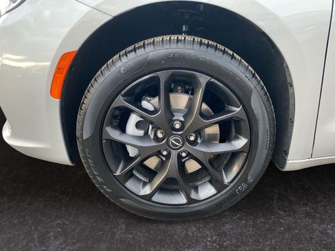 New 2026 Chrysler Pacifica Limited w/ S Appearance Package image 9