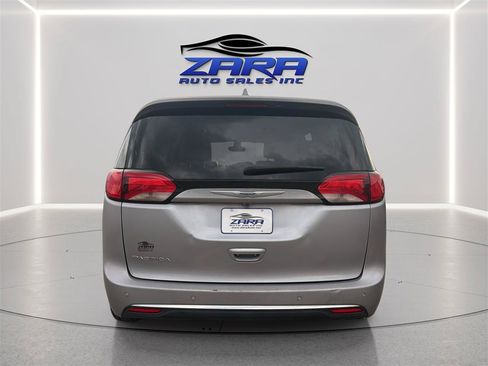 Used 2020 Chrysler Pacifica Touring-L FWD image 6