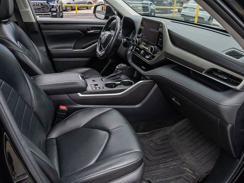 Used 2023 Toyota Highlander XLE image 19