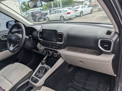 Used 2025 Hyundai Venue SEL FWD image 13