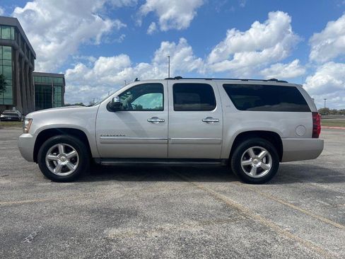 Used 2009 Chevrolet Suburban LTZ image 2