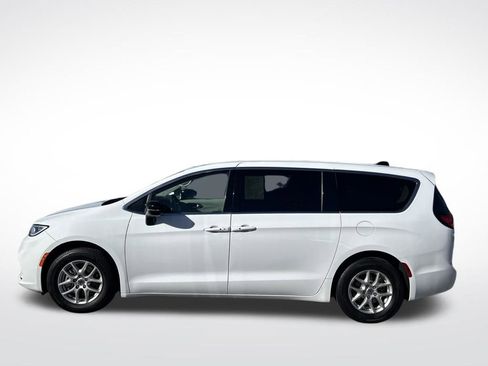 Used 2024 Chrysler Pacifica Touring-L FWD image 2