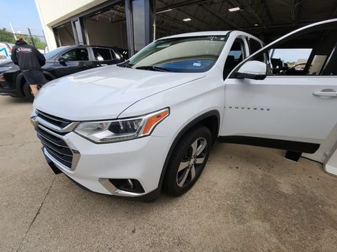 Used 2021 Chevrolet Traverse LT w/ LT Premium Package FWD image 3
