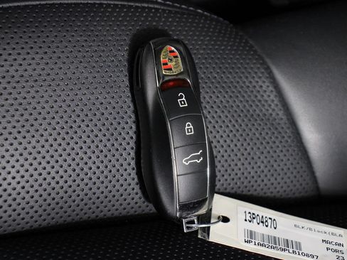Certified 2023 Porsche Macan AWD/4WD image 34