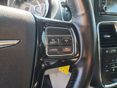 Used 2014 Chrysler Town & Country Touring-L FWD image 18