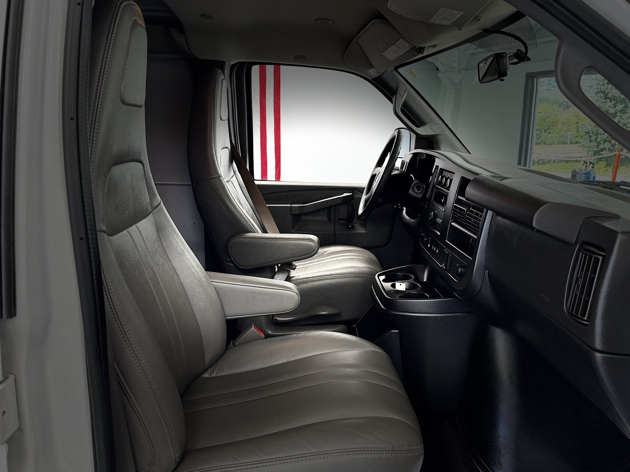 Used 2019 Chevrolet Express 2500 RWD image 18
