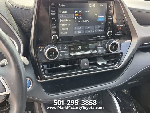 Used 2022 Toyota Highlander XLE AWD/4WD image 19