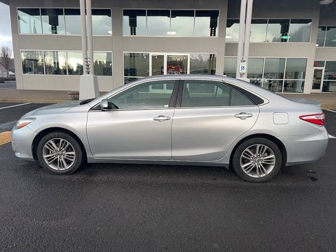 Used 2017 Toyota Camry SE image 8