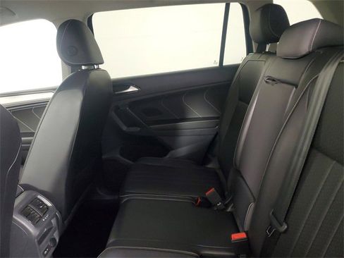 Used 2022 Volkswagen Tiguan SE image 11