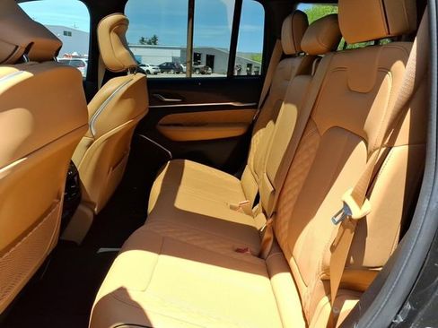 Used 2023 Jeep Grand Cherokee Summit AWD/4WD image 13
