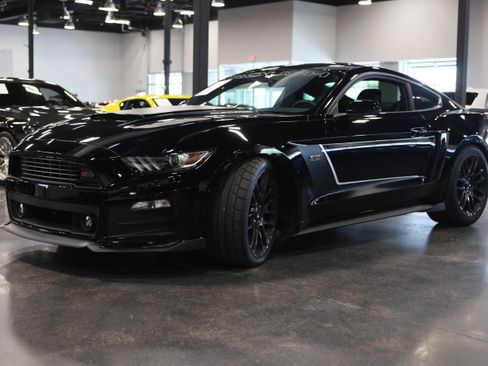 Used 2017 Ford Mustang GT Premium w/ GT Performance Package RWD image 3