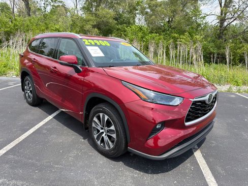 Used 2022 Toyota Highlander XLE AWD/4WD image 10