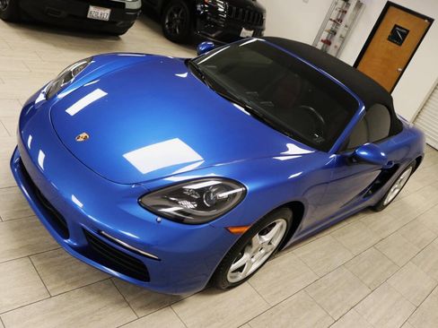 Used 2018 Porsche 718 Boxster RWD image 14