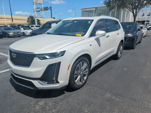 Used 2022 Cadillac XT6 Premium Luxury w/ Technology Package FWD image 3
