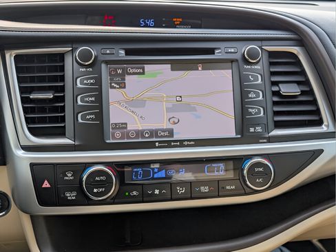Used 2019 Toyota Highlander XLE FWD image 17