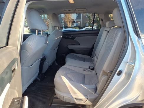 Used 2022 Toyota Highlander L image 5