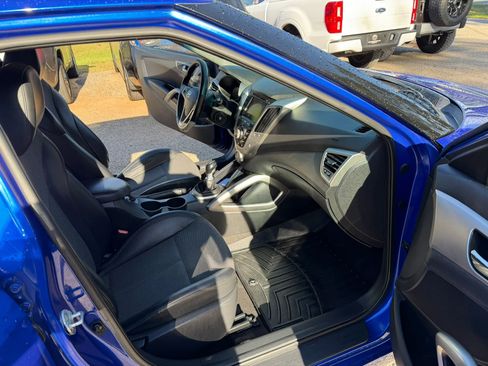 Used 2013 Hyundai Veloster w/ Style Pkg image 9