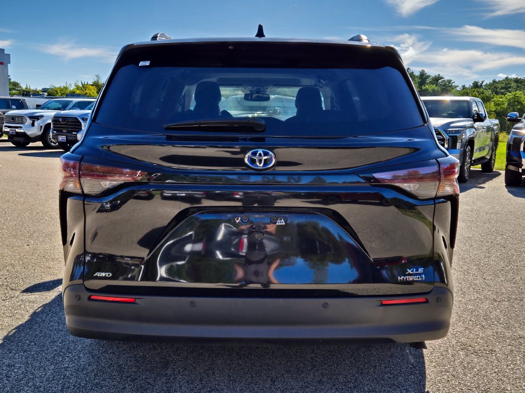Used 2024 Toyota Sienna XLE AWD/4WD image 4