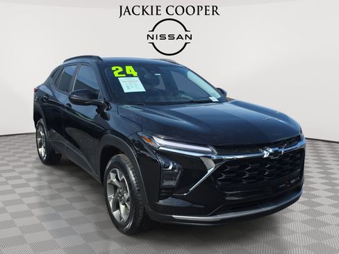 Used 2024 Chevrolet Trax LT w/ Driver Confidence Package FWD image 3