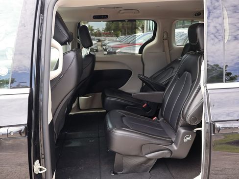 Used 2023 Chrysler Pacifica Touring-L FWD image 30