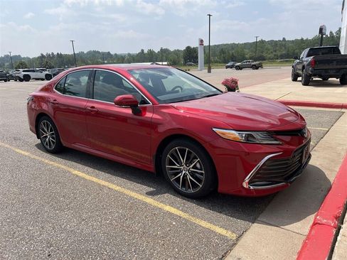 Used 2024 Toyota Camry XLE w/ Navigation Package FWD image 5