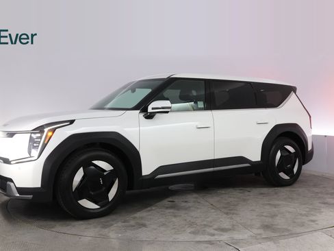 Used 2024 Kia EV9 Light Long Range RWD image 18