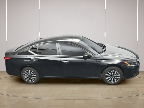 Certified 2025 Nissan Altima 2.5 SR FWD image 32