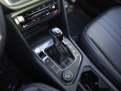 Certified 2024 Volkswagen Tiguan SE w/ Panoramic Sunroof Package AWD/4WD image 15