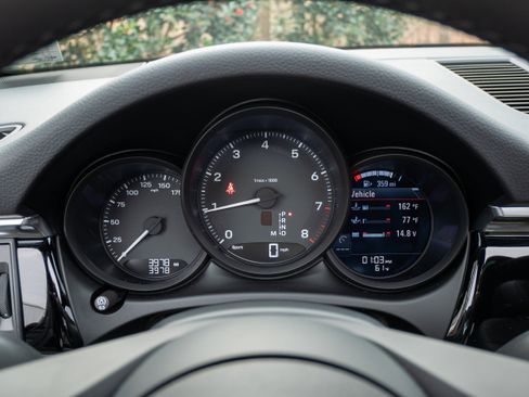 Certified 2025 Porsche Macan AWD/4WD image 19