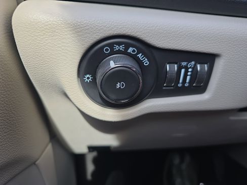 Used 2024 Chrysler Pacifica Touring-L FWD image 24