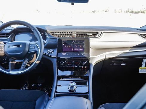 New 2025 Jeep Grand Cherokee Altitude image 13