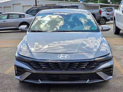 Used 2025 Hyundai Elantra SEL FWD image 2