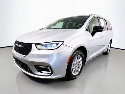 Used 2024 Chrysler Pacifica Touring-L FWD image 6