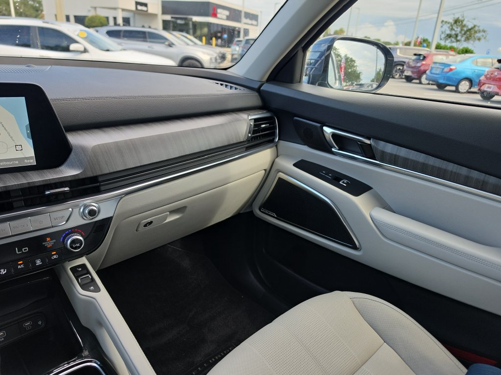 Used 2024 Kia Telluride SX w/ Towing Package FWD image 13