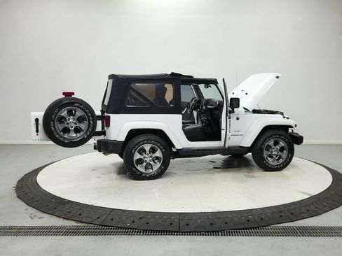 Used 2016 Jeep Wrangler Sahara w/ Connectivity Group AWD/4WD image 17