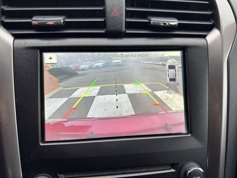 Used 2017 Ford Fusion SE w/ Fusion SE Technology Package image 24